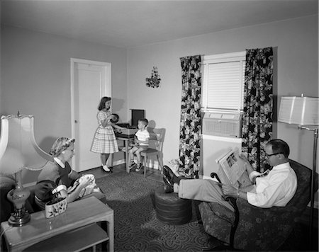 1950s FAMILY LIVING ROOM DAD NEWSPAPER MOTHER SEWING KIDS BOY GIRL RECORD PLAYER Foto de stock - Con derechos protegidos, Código: 846-02793468
