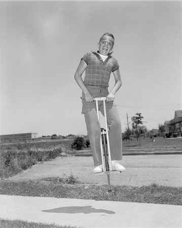 1950s BOY JUMPING ON POGO STICK Foto de stock - Con derechos protegidos, Código: 846-02793489