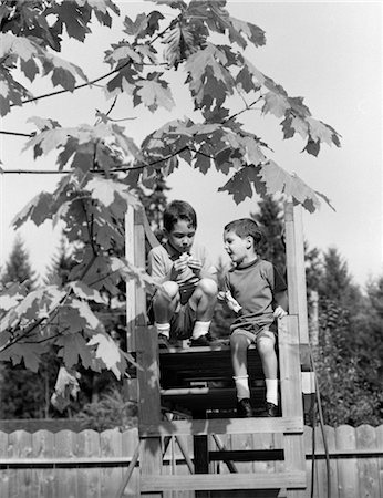 simsearch:846-02793212,k - ANNÉES 1960 2 BOYS IN TREE HOUSE Photographie de stock - Rights-Managed, Code: 846-02793530