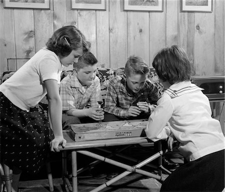 ANNÉES 1950 GROUPE GARÇONS ET FILLES JOUANT GÉOGRAPHIE JEU EN SALLE DE CLASSE APPRENNENT L'ÉDUCATION Photographie de stock - Rights-Managed, Code: 846-02793618