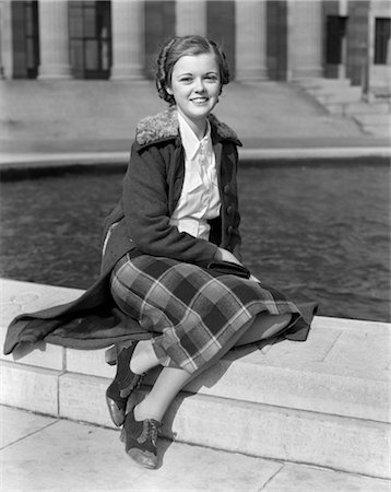 ANNÉES 1930 SOURIANT ADOLESCENTE SÉANCE AUTOMNE VÊTEMENTS Photographie de stock - Rights-Managed, Code: 846-02793633