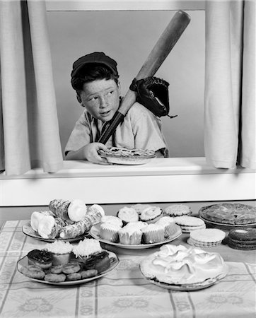 1950s BOY IN BASEBALL GARB WITH BAT SNEAKING PIE THROUGH OPEN WINDOW Foto de stock - Con derechos protegidos, Código: 846-02793700