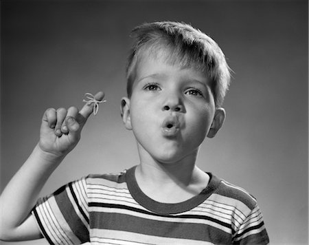 1950s BOY STRING TIED ON INDEX FINGER TO REMEMBER FUNNY FACIAL EXPRESSION Stock Photo - Rights-Managed, Code: 846-02793727