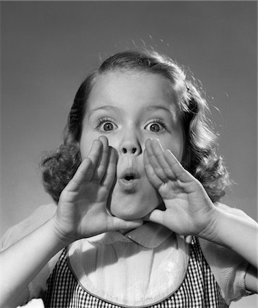 secreto - 1950s LITTLE GIRL HAND CUPPING MOUTH TO SHOUT YELL WHISTLE FACIAL EXPRESSION SECRET GOSSIP Foto de stock - Con derechos protegidos, Código: 846-02793720