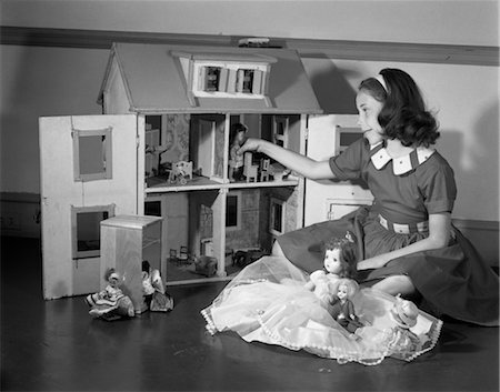 1950s GIRL PLAYING WITH DOLL HOUSE & DOLLS TOYS Fotografie stock - Rights-Managed, Codice: 846-02793808