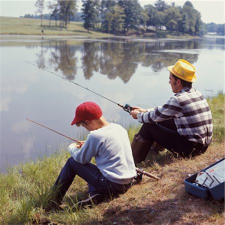 retro fishing - 1970s MAN BOY SITTING RIVER BANK LAKE FISHING FATHER SON FAMILY FAMILIES Foto de stock - Con derechos protegidos, Código: 846-02793860