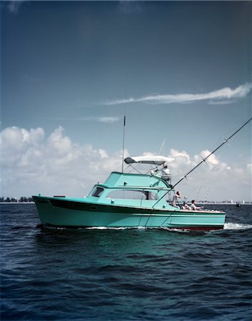 deep sea - 1950s TURQUOISE GREEN FISHING BOAT ON OCEAN PEOPLE MAN WOMAN FISHING OFF STERN FLORIDA OFFSHORE DEEP SEA SALT WATER Foto de stock - Con derechos protegidos, Código: 846-02793894