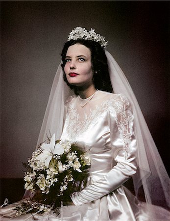 simsearch:846-02794039,k - 1940s 1950s PORTRAIT BRUNETTE BRIDE BRIDAL GOWN BOUQUET Stock Photo - Rights-Managed, Code: 846-02793955