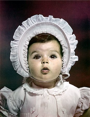 1940s 1950s CUTE BABY ROUND FACE LACY RUFFLED DRESS BIG BONNET HAT Foto de stock - Con derechos protegidos, Código: 846-02793958