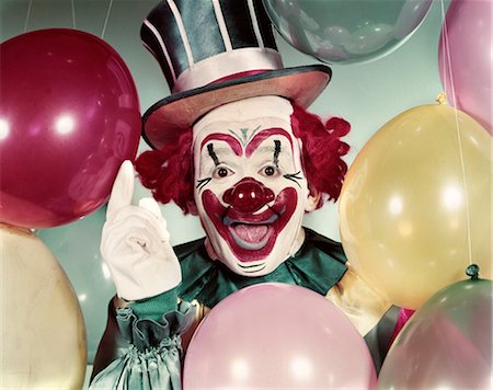 simsearch:846-03164073,k - 1950s CIRCUS CLOWN PORTRAIT SMILING AMID BALLOONS POINTING UP Foto de stock - Con derechos protegidos, Código: 846-03164048