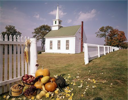 ANNÉES 1960 ÉGLISE MÉTHODISTE MONROE VERMONT STEEPLE AUTOMNE AUTOMNE GOURDES CITROUILLES BLANC CLÔTURE Photographie de stock - Rights-Managed, Code: 846-03164055