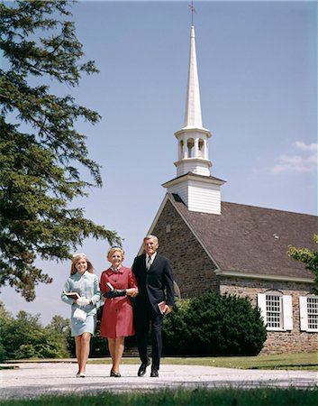 simsearch:846-03165573,k - 1960ER JAHRE LÄCHELND FAMILIE VERLASSEN JEDES TRAGENDEN BIBEL KIRCHE Stockbilder - Lizenzpflichtiges, Bildnummer: 846-03164063