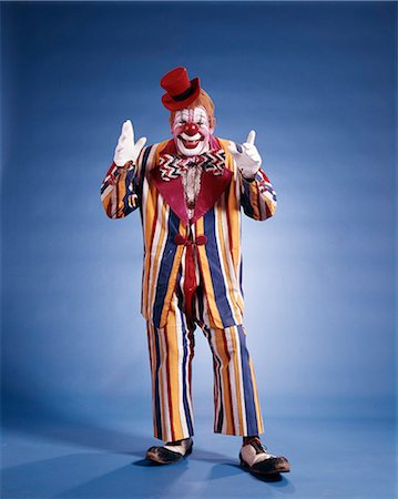 ANNÉES 1970 PLEINE LONGUEUR PORTRAIT DE CLOWN EN COSTUME RAYÉ Photographie de stock - Rights-Managed, Code: 846-03164073