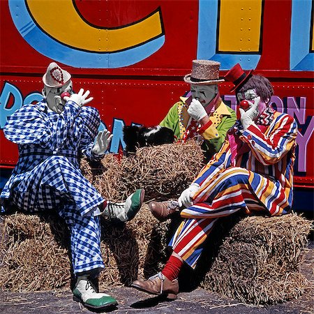 simsearch:846-03164073,k - 3 CIRCUS CLOWNS HOLDING THEIR NOSES WITH SKUNK ON HAY BALE Foto de stock - Con derechos protegidos, Código: 846-03164089