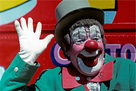 1970ER JAHRE LÄCHELNDEN CLOWN ROSA GESICHT GRÜN JACKE WINKEN EIN WEIßER HANDSCHUH Stockbilder - Lizenzpflichtiges, Bildnummer: 846-03164081