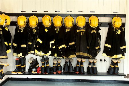 simsearch:846-03164216,k - FIREFIGHTER GEAR HANGING IN FIREHOUSE Foto de stock - Con derechos protegidos, Código: 846-03164336