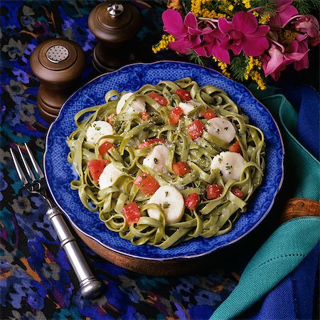 simsearch:846-03165611,k - SPINACH FETTUCCINI WITH SCALLOPS AND WINE SAUCE Stock Photo - Rights-Managed, Code: 846-03164365