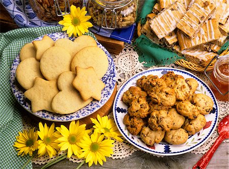 snack bar - PLATES OF COOKIES SUGAR RAISIN-WALNUT AND FROSTED-RAISIN BARS Stock Photo - Rights-Managed, Code: 846-03164384