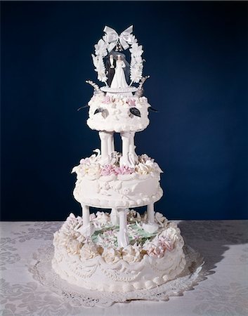 ANNÉES 1960 NIVEAU TROIS RICHEMENT DÉCORÉ DE GÂTEAU DE MARIAGE Photographie de stock - Rights-Managed, Code: 846-03164427