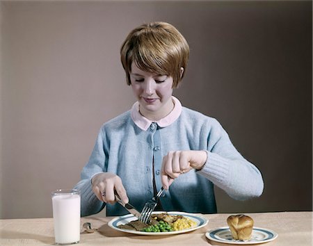 1960s BLOND TEENAGE GIRL EATING WHOLESOME DINNER Foto de stock - Con derechos protegidos, Código: 846-03164457