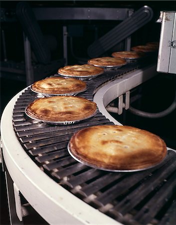 1970s PIES ON CONVEYOR IN BAKERY Foto de stock - Direito Controlado, Número: 846-03164458