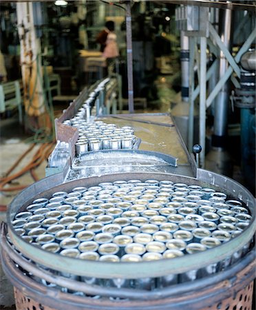 food factory - L'INTÉRIEUR DE L'ÉTAIN BOÎTES DANS UNE USINE DE TRANSFORMATION DES ALIMENTS SE DÉPLAÇANT LE LONG DE LA BANDE TRANSPORTEUSE Photographie de stock - Rights-Managed, Code: 846-03164495