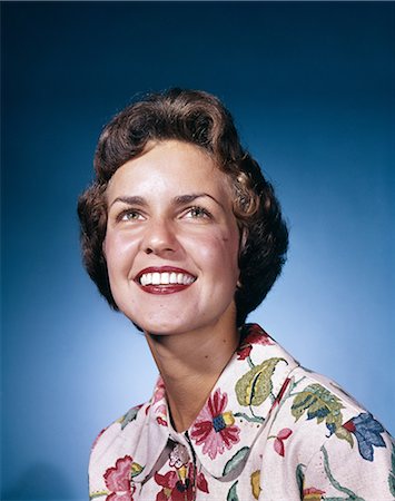 1960s SMILING WOMAN IN WHITE PRINT DRESS LOOKING UP STUDIO Foto de stock - Con derechos protegidos, Código: 846-03164516