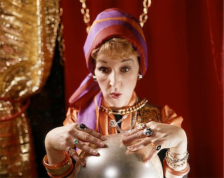 1960s FEMALE GYPSY FORTUNE TELLER LOOKING INTO CRYSTAL BALL Fotografie stock - Rights-Managed, Codice: 846-03164530