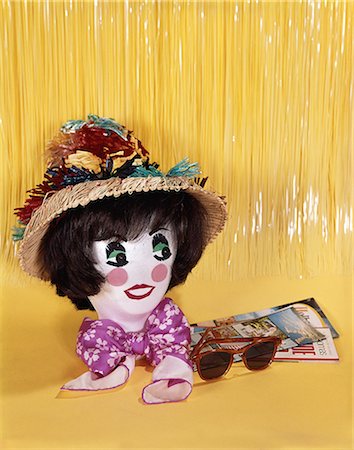 simsearch:846-03165977,k - 1960s VACATION STILL LIFE WITH BROCHURES SUNGLASSES STYROFOAM WOMAN’S HEAD WEARING STRAW HAT Foto de stock - Con derechos protegidos, Código: 846-03164531