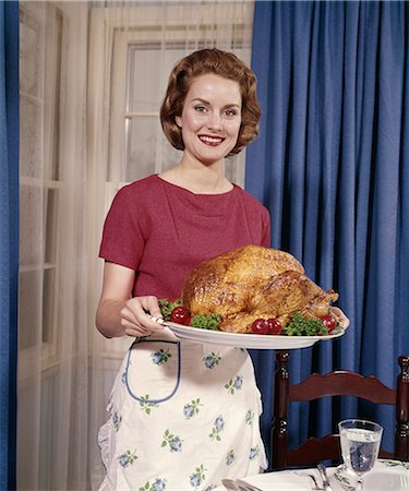 dinde (aliment) - ANNÉES 1960 FEMME SOURIANT SERVICE THANKSGIVING TURQUIE DÎNER Photographie de stock - Rights-Managed, Code: 846-03164603