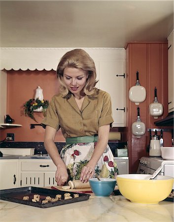 1970s WOMAN KITCHEN BAKING COOKIES APRON MIXING BOWL Foto de stock - Con derechos protegidos, Código: 846-03164617