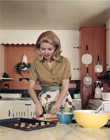 retro housewife kitchen - 1970s WOMAN KITCHEN BAKING COOKIES APRON MIXING BOWL Stock Photo - Rights-Managed, Code: 846-03164617