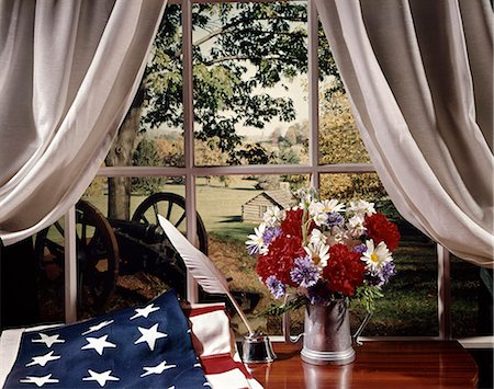 ANNÉES 1960 PATRIOTIQUE NATURE MORTE D'UN DRAPEAU AMÉRICAIN ET FENÊTRE AVEC VUE SUR LA VALLÉE FORGE LOG CABIN Photographie de stock - Rights-Managed, Code: 846-03164623