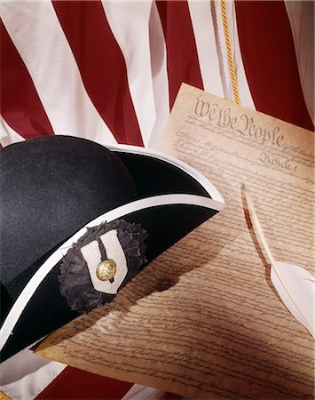 revolution - 1970ER JAHRE PATRIOTISCHE STILLEBEN DER AMERIKANISCHEN FLAGGE TRICORN HUT UND VERFASSUNG MIT STIFT QUILL Stockbilder - Lizenzpflichtiges, Bildnummer: 846-03164631