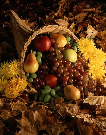 simsearch:846-03164607,k - DES ANNÉES 1970 EN OSIER CORNE D'ABONDANCE REMPLIE DE FRUITS POMMES POIRES RAISINS SUR LE DESSUS DE FEUILLES D'AUTOMNE Photographie de stock - Rights-Managed, Code: 846-03164644