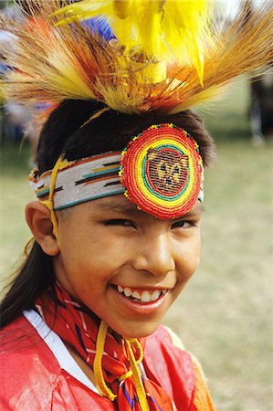 dozen - 12 YEAR OLD CHIPPEWA BOY AT INDIAN POW WOW Foto de stock - Con derechos protegidos, Código: 846-03164671