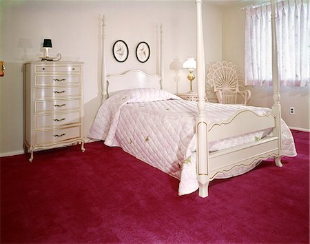four poster bed - 1970s BEDROOM WITH WHITE FOUR POSTER BED AND DRESSER WICKER CHAIR AND BRIGHT FUCHSIA CARPETING Foto de stock - Con derechos protegidos, Código: 846-03164698