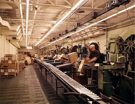 1960s INDUSTRY FACTORY CONVEYOR BELT BOXING DATA PROCESSING CARDS Foto de stock - Direito Controlado, Número: 846-03164714