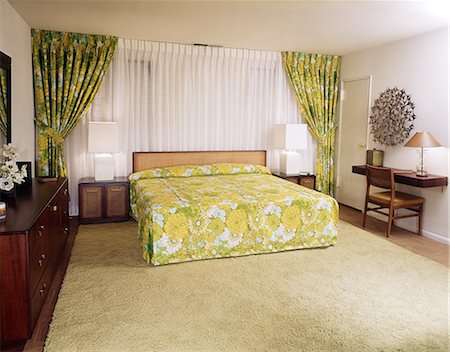 1970s BEDROOM WITH GREEN AND YELLOW FLOWERED BEDSPREAD AND DRAPES Stock Photo - Rights-Managed, Code: 846-03164724