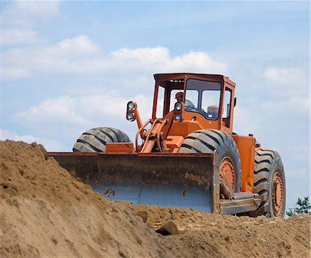 dirt worker - MAN OPERATING A BULL DOZER MOVING EARTH Stock Photo - Rights-Managed, Code: 846-03164728