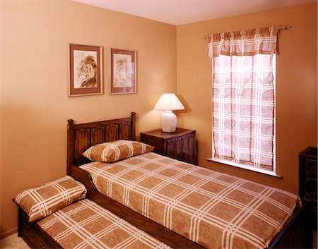 1970s TWO TRUNDLE TWIN BEDS IN BEDROOM DECORATED WITH BEIGE AND BROWN COLORS Stock Photo - Rights-Managed, Code: 846-03164744