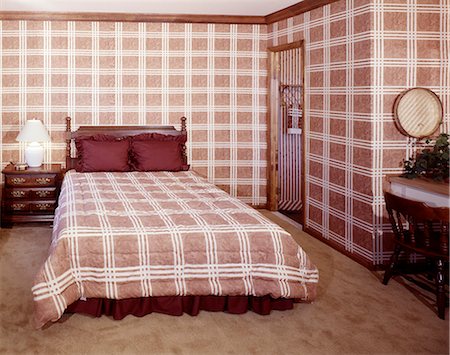 1970ER JAHRE INNEN SCHLAFZIMMER MIT PASSENDER TAGESDECKE STOFF UND TAPETE Stockbilder - Lizenzpflichtiges, Bildnummer: 846-03164741