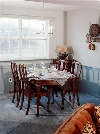 simsearch:846-03164687,k - 1970s DINING ROOM INTERIOR QUEEN ANNE STYLE TABLE AND CHAIRS Foto de stock - Direito Controlado, Número: 846-03164743