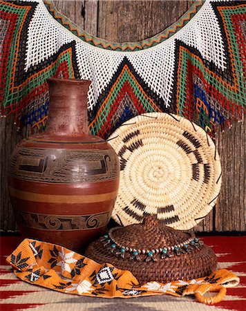 1980s STILL LIFE OF NATIVE AMERICAN ARTS AND CRAFTS INCLUDING INDIAN BASKET POTTERY AND JEWELRY Foto de stock - Con derechos protegidos, Código: 846-03164764