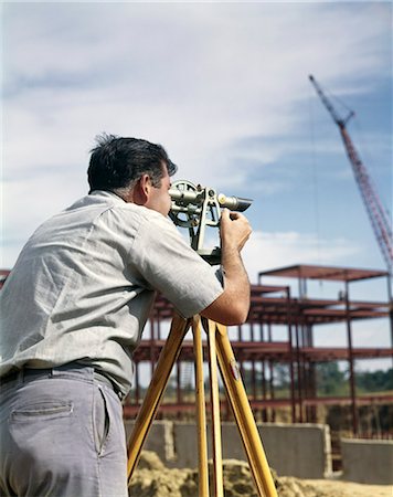 1960s MAN USING SURVEYING EQUIPMENT SIGHTING SURVEYOR TRANSIT THEODOLITE ENGINEER CONSTRUCTION SITE Stock Photo - Rights-Managed, Code: 846-03164762