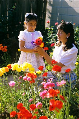 family values - HISPANIQUE MÈRE ET FILLE CUEILLETTE FLEURS DANS JARDIN Photographie de stock - Rights-Managed, Code: 846-03164822