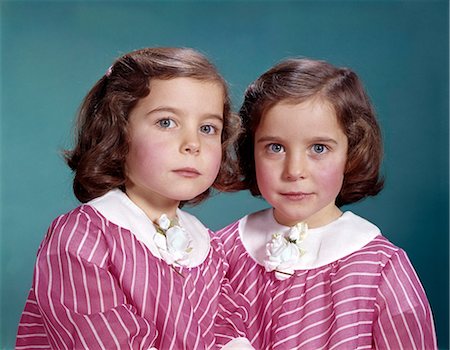 1960s TWINS SISTERS FAMILY TWO Foto de stock - Con derechos protegidos, Código: 846-03164842