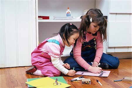 DEUX FILLES COLORIAGE ON FLOOR Photographie de stock - Rights-Managed, Code: 846-03164866