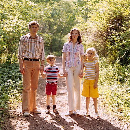 simsearch:846-03164861,k - 1970s FAMILY WALKING OUTDOORS FULL LENGTH MOTHER FATHER TWO KIDS MAN WOMAN BOY GIRL SUMMER Stock Photo - Rights-Managed, Code: 846-03164861