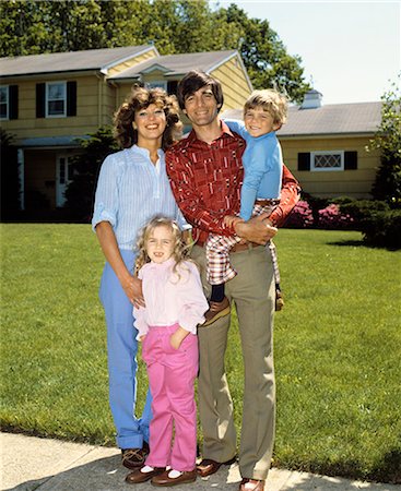 simsearch:846-03164861,k - 1980s FAMILY IN FRONT OF SUBURBAN HOME MOTHER FATHER BOY GIRL PORTRAIT FRONT LAWN Stock Photo - Rights-Managed, Code: 846-03164870